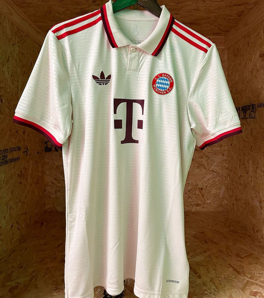 Bayern Münih Krem Yakalı Forma
