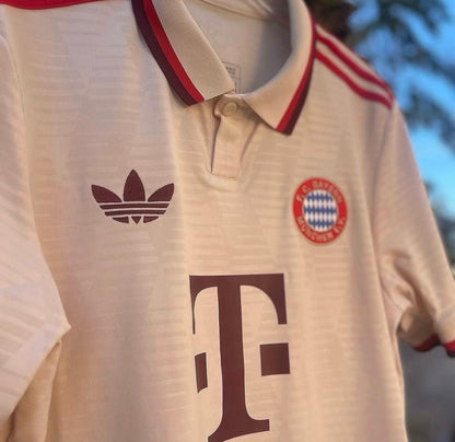 Bayern Münih Krem Yakalı Forma