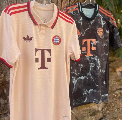 Bayern Münih Krem Yakalı Forma